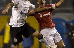 CORINTHIANS/SP X INTERNACIONAL/RS - em um lance da partida realizada esta noite no estádio do Pacaembu, zona oeste da cidade, na primeira partida da decisão da Copa do Brasil 2009