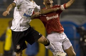 CORINTHIANS/SP X INTERNACIONAL/RS -  em um lance da partida realizada esta noite no estdio do Pacaembu, zona oeste da cidade, na primeira partida da deciso da Copa do Brasil 2009