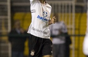 CORINTHIANS/SP X INTERNACIONAL/RS -  em um lance da partida realizada esta noite no estdio do Pacaembu, zona oeste da cidade, na primeira partida da deciso da Copa do Brasil 2009