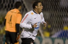 CORINTHIANS/SP X INTERNACIONAL/RS -  em um lance da partida realizada esta noite no estdio do Pacaembu, zona oeste da cidade, na primeira partida da deciso da Copa do Brasil 2009