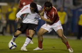 CORINTHIANS/SP X INTERNACIONAL/RS -  em um lance da partida realizada esta noite no estdio do Pacaembu, zona oeste da cidade, na primeira partida da deciso da Copa do Brasil 2009