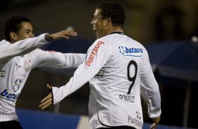 CORINTHIANS/SP X INTERNACIONAL/RS - em um lance da partida realizada esta noite no estádio do Pacaembu, zona oeste da cidade, na primeira partida da decisão da Copa do Brasil 2009
