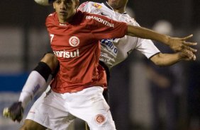 CORINTHIANS/SP X INTERNACIONAL/RS - em um lance da partida realizada esta noite no estádio do Pacaembu, zona oeste da cidade, na primeira partida da decisão da Copa do Brasil 2009
