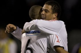 CORINTHIANS/SP X INTERNACIONAL/RS - em um lance da partida realizada esta noite no estádio do Pacaembu, zona oeste da cidade, na primeira partida da decisão da Copa do Brasil 2009