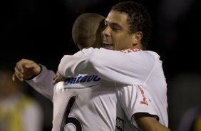 CORINTHIANS/SP X INTERNACIONAL/RS -  em um lance da partida realizada esta noite no estdio do Pacaembu, zona oeste da cidade, na primeira partida da deciso da Copa do Brasil 2009