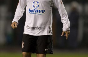 CORINTHIANS/SP X INTERNACIONAL/RS - em um lance da partida realizada esta noite no estádio do Pacaembu, zona oeste da cidade, na primeira partida da decisão da Copa do Brasil 2009