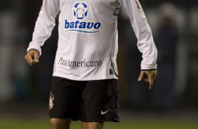 CORINTHIANS/SP X INTERNACIONAL/RS -  em um lance da partida realizada esta noite no estdio do Pacaembu, zona oeste da cidade, na primeira partida da deciso da Copa do Brasil 2009