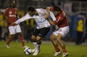 CORINTHIANS/SP X INTERNACIONAL/RS -  em um lance da partida realizada esta noite no estdio do Pacaembu, zona oeste da cidade, na primeira partida da deciso da Copa do Brasil 2009