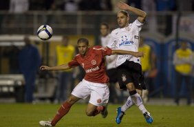 CORINTHIANS/SP X INTERNACIONAL/RS -  em um lance da partida realizada esta noite no estdio do Pacaembu, zona oeste da cidade, na primeira partida da deciso da Copa do Brasil 2009