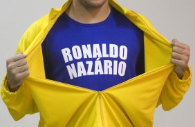 O atacante Ronaldo posa para fotos da campanha Nacional pela Mobilizacao para obtencao da Certidao de Nascimento e Documentacao Basica, da Secretaria Especial dos Direitos Humanos da Presidencia da Republica, após o treino do Corinthians realizado esta tarde no CT do Parque Ecológico do Tiete, zona leste da cidade. O próximo jogo será contra São Paulo, domingo, 21/06, a tarde, no estádio do Pacaembu, pelo Campeonato Brasileiro de 2009
