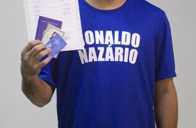 O atacante Ronaldo posa para fotos da campanha Nacional pela Mobilizacao para obtencao da Certidao de Nascimento e Documentacao Basica, da Secretaria Especial dos Direitos Humanos da Presidencia da Republica, após o treino do Corinthians realizado esta tarde no CT do Parque Ecológico do Tiete, zona leste da cidade. O próximo jogo será contra São Paulo, domingo, 21/06, a tarde, no estádio do Pacaembu, pelo Campeonato Brasileiro de 2009