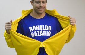 O atacante Ronaldo posa para fotos da campanha Nacional pela Mobilizacao para obtencao da Certidao de Nascimento e Documentacao Basica, da Secretaria Especial dos Direitos Humanos da Presidencia da Republica, após o treino do Corinthians realizado esta tarde no CT do Parque Ecológico do Tiete, zona leste da cidade. O próximo jogo será contra São Paulo, domingo, 21/06, a tarde, no estádio do Pacaembu, pelo Campeonato Brasileiro de 2009