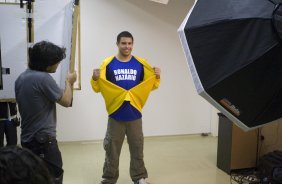 O atacante Ronaldo posa para fotos da campanha Nacional pela Mobilizacao para obtencao da Certidao de Nascimento e Documentacao Basica, da Secretaria Especial dos Direitos Humanos da Presidencia da Republica, aps o treino do Corinthians realizado esta tarde no CT do Parque Ecolgico do Tiete, zona leste da cidade. O prximo jogo ser contra So Paulo, domingo, 21/06, a tarde, no estdio do Pacaembu, pelo Campeonato Brasileiro de 2009