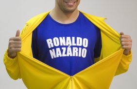 O atacante Ronaldo posa para fotos da campanha Nacional pela Mobilizacao para obtencao da Certidao de Nascimento e Documentacao Basica, da Secretaria Especial dos Direitos Humanos da Presidencia da Republica, após o treino do Corinthians realizado esta tarde no CT do Parque Ecológico do Tiete, zona leste da cidade. O próximo jogo será contra São Paulo, domingo, 21/06, a tarde, no estádio do Pacaembu, pelo Campeonato Brasileiro de 2009