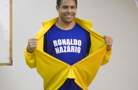 O atacante Ronaldo posa para fotos da campanha Nacional pela Mobilizacao para obtencao da Certidao de Nascimento e Documentacao Basica, da Secretaria Especial dos Direitos Humanos da Presidencia da Republica, aps o treino do Corinthians realizado esta tarde no CT do Parque Ecolgico do Tiete, zona leste da cidade. O prximo jogo ser contra So Paulo, domingo, 21/06, a tarde, no estdio do Pacaembu, pelo Campeonato Brasileiro de 2009