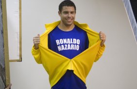 O atacante Ronaldo posa para fotos da campanha Nacional pela Mobilizacao para obtencao da Certidao de Nascimento e Documentacao Basica, da Secretaria Especial dos Direitos Humanos da Presidencia da Republica, aps o treino do Corinthians realizado esta tarde no CT do Parque Ecolgico do Tiete, zona leste da cidade. O prximo jogo ser contra So Paulo, domingo, 21/06, a tarde, no estdio do Pacaembu, pelo Campeonato Brasileiro de 2009