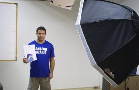 O atacante Ronaldo posa para fotos da campanha Nacional pela Mobilizacao para obtencao da Certidao de Nascimento e Documentacao Basica, da Secretaria Especial dos Direitos Humanos da Presidencia da Republica, após o treino do Corinthians realizado esta tarde no CT do Parque Ecológico do Tiete, zona leste da cidade. O próximo jogo será contra São Paulo, domingo, 21/06, a tarde, no estádio do Pacaembu, pelo Campeonato Brasileiro de 2009