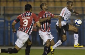 CORINTHIANS/SP X SAO PAULO/SP - Andr Dias ; Renato Silva e Elias em um lance da partida realizada esta noite no estdio do Pacaembu, zona oeste da cidade, vlida pelo primeiro turno do Campeonato Brasileiro de 2009