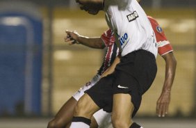 CORINTHIANS/SP X SAO PAULO/SP - Com Richarlyson ao seu lado, Cristian chuta e faz o gol do Corinthians em um lance da partida realizada esta noite no estdio do Pacaembu, zona oeste da cidade, vlida pelo primeiro turno do Campeonato Brasileiro de 2009