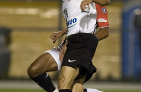 CORINTHIANS/SP X SAO PAULO/SP - Com Richarlyson ao seu lado, Cristian chuta e faz o orimeiro gol do Corinthtians em um lance da partida realizada esta noite no estdio do Pacaembu, zona oeste da cidade, vlida pelo primeiro turno do Campeonato Brasileiro de 2009