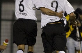 CORINTHIANS/SP X SAO PAULO/SP - Cristian comemora seu gol com Ronaldo em um lance da partida realizada esta noite no estdio do Pacaembu, zona oeste da cidade, vlida pelo primeiro turno do Campeonato Brasileiro de 2009