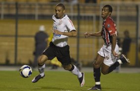 CORINTHIANS/SP X SAO PAULO/SP - Cristian e Richarlyson em um lance da partida realizada esta noite no estdio do Pacaembu, zona oeste da cidade, vlida pelo primeiro turno do Campeonato Brasileiro de 2009