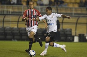 CORINTHIANS/SP X SAO PAULO/SP - Eduardo Costa e Jorge Henrique em um lance da partida realizada esta noite no estdio do Pacaembu, zona oeste da cidade, vlida pelo primeiro turno do Campeonato Brasileiro de 2009