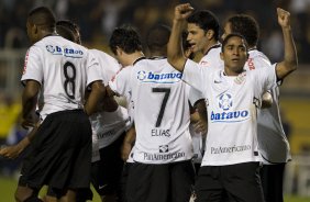 CORINTHIANS/SP X SAO PAULO/SP - Jorge Henrique comemora o segundo gol do Corinthians feito por Chico de falta em um lance da partida realizada esta noite no estdio do Pacaembu, zona oeste da cidade, vlida pelo primeiro turno do Campeonato Brasileiro de 2009