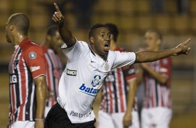 CORINTHIANS/SP X SAO PAULO/SP - Jucilei comemora seu gol o terceiro do Corinthians em um lance da partida realizada esta noite no estdio do Pacaembu, zona oeste da cidade, vlida pelo primeiro turno do Campeonato Brasileiro de 2009