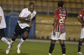 CORINTHIANS/SP X SAO PAULO/SP - Jucilei comemora seu gol o terceiro do Corinthians em um lance da partida realizada esta noite no estdio do Pacaembu, zona oeste da cidade, vlida pelo primeiro turno do Campeonato Brasileiro de 2009
