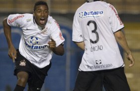 CORINTHIANS/SP X SAO PAULO/SP - Jucilei corre e comemora seu gol o terceiro do Corinthians em um lance da partida realizada esta noite no estdio do Pacaembu, zona oeste da cidade, vlida pelo primeiro turno do Campeonato Brasileiro de 2009