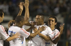 CORINTHIANS/SP X SAO PAULO/SP - Jucilei(c) comemora seu gol o terceiro do Corinthians em um lance da partida realizada esta noite no estdio do Pacaembu, zona oeste da cidade, vlida pelo primeiro turno do Campeonato Brasileiro de 2009