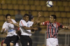 CORINTHIANS/SP X SAO PAULO/SP - Jucilei(c) sobe e faz de cabeca o tereceiro gol do Corinthians em um lance da partida realizada esta noite no estdio do Pacaembu, zona oeste da cidade, vlida pelo primeiro turno do Campeonato Brasileiro de 2009