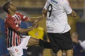 CORINTHIANS/SP X SAO PAULO/SP - Junior Cesar e Ronaldo em um lance da partida realizada esta noite no estdio do Pacaembu, zona oeste da cidade, vlida pelo primeiro turno do Campeonato Brasileiro de 2009