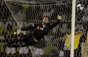 CORINTHIANS/SP X SAO PAULO/SP - O goleiro Denis no segura o chute na falta cobrada por Chico em um lance da partida realizada esta noite no estdio do Pacaembu, zona oeste da cidade, vlida pelo primeiro turno do Campeonato Brasileiro de 2009