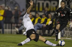 CORINTHIANS/SP X SAO PAULO/SP - Ronaldo no alcanca a bola em um lance da partida realizada esta noite no estdio do Pacaembu, zona oeste da cidade, vlida pelo primeiro turno do Campeonato Brasileiro de 2009