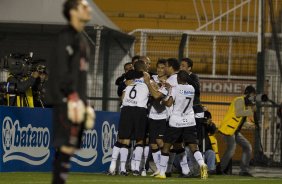 CORINTHIANS/SP X SAO PAULO/SP - Time do Corinthians comemora gol de Cristian em um lance da partida realizada esta noite no estdio do Pacaembu, zona oeste da cidade, vlida pelo primeiro turno do Campeonato Brasileiro de 2009