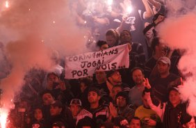 CORINTHIANS/SP X INTERNACIONAL/RS - Torcida do Corinthians na partida realizada esta noite no estdio do Pacaembu, zona oeste da cidade, na primeira partida da deciso da Copa do Brasil 2009