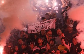 CORINTHIANS/SP X INTERNACIONAL/RS - Torcida do Corinthians na partida realizada esta noite no estádio do Pacaembu, zona oeste da cidade, na primeira partida da decisão da Copa do Brasil 2009
