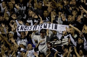 CORINTHIANS/SP X INTERNACIONAL/RS - Torcida do Corinthians na partida realizada esta noite no estádio do Pacaembu, zona oeste da cidade, na primeira partida da decisão da Copa do Brasil 2009
