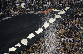 CORINTHIANS/SP X INTERNACIONAL/RS - Torcida do Corinthians na partida realizada esta noite no estádio do Pacaembu, zona oeste da cidade, na primeira partida da decisão da Copa do Brasil 2009