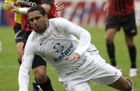 ATLETICO PARANAENSE/PR X CORINTHIANS/SP - em um lance da partida realizada esta tarde no estádio da Arena da Baixada, em Curitiba, válida pelo primeiro turno do Campeonato Brasileiro de 2009