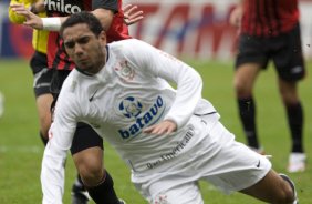 ATLETICO PARANAENSE/PR X CORINTHIANS/SP -  em um lance da partida realizada esta tarde no estdio da Arena da Baixada, em Curitiba, vlida pelo primeiro turno do Campeonato Brasileiro de 2009