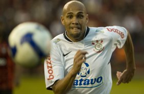 ATLETICO PARANAENSE/PR X CORINTHIANS/SP - em um lance da partida realizada esta tarde no estádio da Arena da Baixada, em Curitiba, válida pelo primeiro turno do Campeonato Brasileiro de 2009