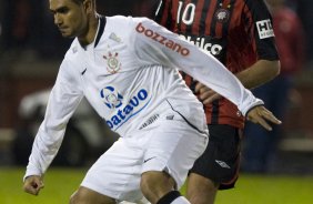 ATLETICO PARANAENSE/PR X CORINTHIANS/SP - em um lance da partida realizada esta tarde no estádio da Arena da Baixada, em Curitiba, válida pelo primeiro turno do Campeonato Brasileiro de 2009