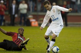 ATLETICO PARANAENSE/PR X CORINTHIANS/SP - em um lance da partida realizada esta tarde no estádio da Arena da Baixada, em Curitiba, válida pelo primeiro turno do Campeonato Brasileiro de 2009