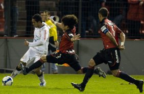 ATLETICO PARANAENSE/PR X CORINTHIANS/SP - em um lance da partida realizada esta tarde no estádio da Arena da Baixada, em Curitiba, válida pelo primeiro turno do Campeonato Brasileiro de 2009