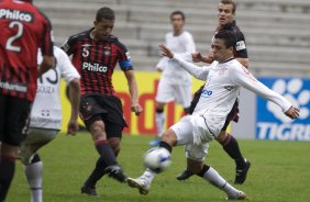 ATLETICO PARANAENSE/PR X CORINTHIANS/SP - Antônio Carlos e Marcinho em um lance da partida realizada esta tarde no estádio da Arena da Baixada, em Curitiba, válida pelo primeiro turno do Campeonato Brasileiro de 2009
