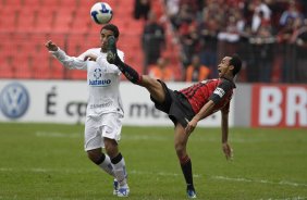 ATLETICO PARANAENSE/PR X CORINTHIANS/SP - Boquita e Wesley em um lance da partida realizada esta tarde no estdio da Arena da Baixada, em Curitiba, vlida pelo primeiro turno do Campeonato Brasileiro de 2009