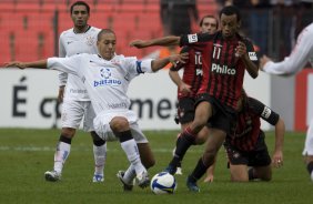 ATLETICO PARANAENSE/PR X CORINTHIANS/SP - Jean e Wesley em um lance da partida realizada esta tarde no estdio da Arena da Baixada, em Curitiba, vlida pelo primeiro turno do Campeonato Brasileiro de 2009